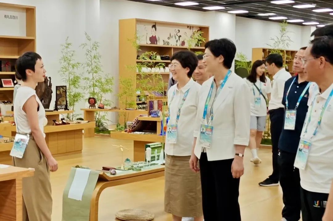 省、市领导视察大运村“有礼在四川”四川特色商品馆