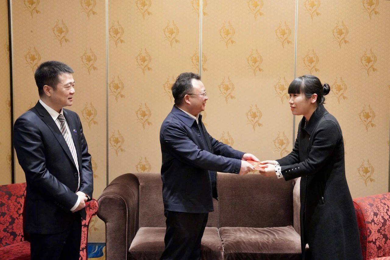 省国资委党委委员、副主任何政一行走访慰问省尊龙凯时集团生活困难党员